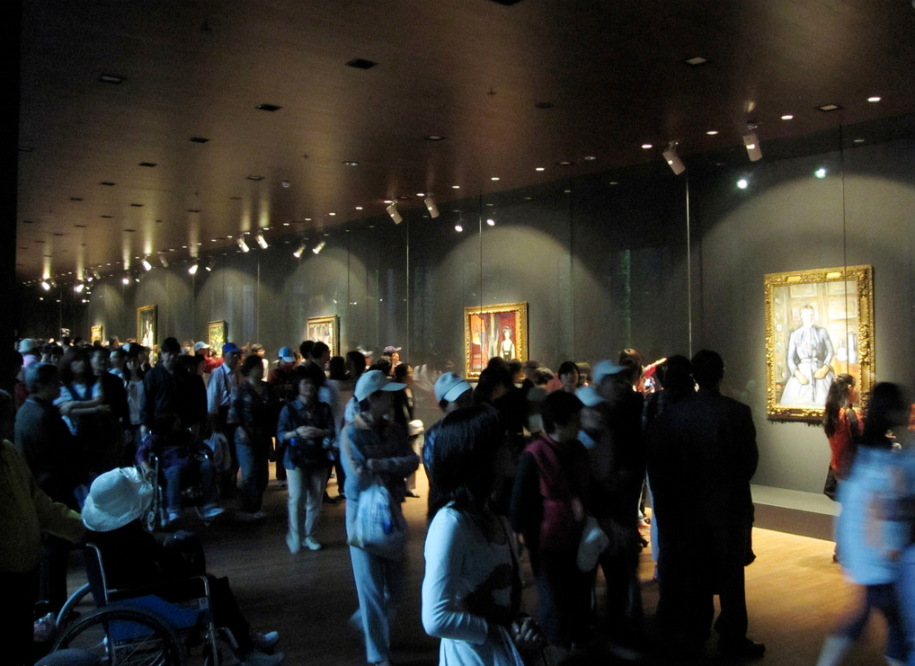 2010年的上海世博會(huì)游客正在參觀來自奧賽博物館的7件國(guó)寶級(jí)藏品
