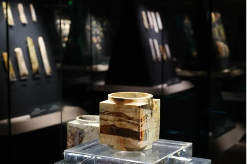 看到這張照片，你是不是以為玉琮在“裸展”？沒錯，確實(shí)像。但它真的沒有裸展