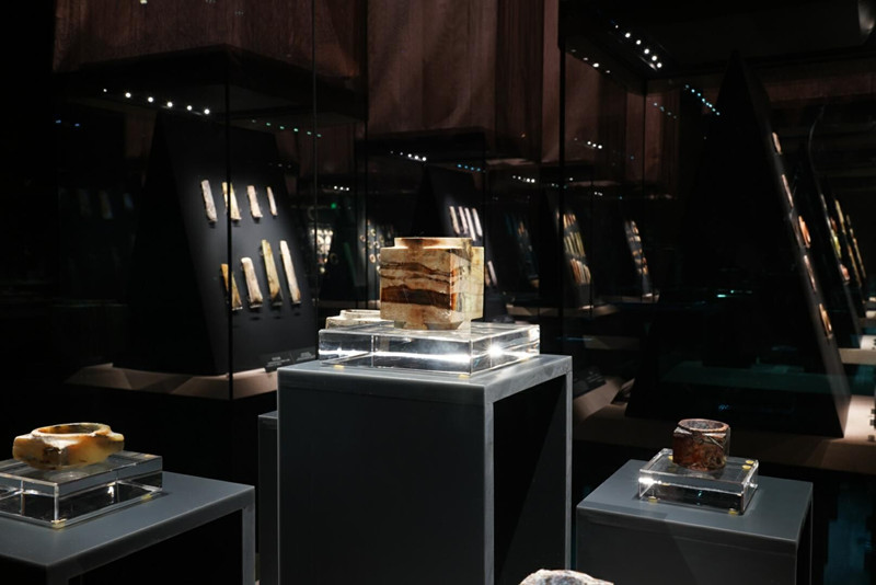 玉石展柜區(qū)，因?yàn)榈头床ＡУ募映?，更顯通透